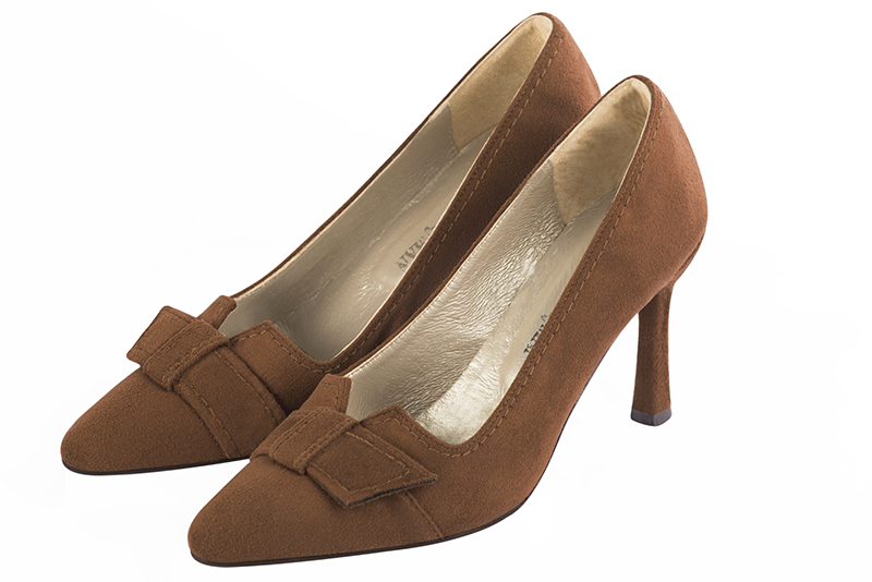 Caramel brown women's dress pumps, with a knot on the front. Tapered toe. High slim heel. Front view - Florence KOOIJMAN